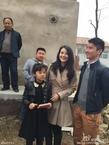 高圆圆携老公回唐山祭祖组图 女神颜值高赵又廷像村干部