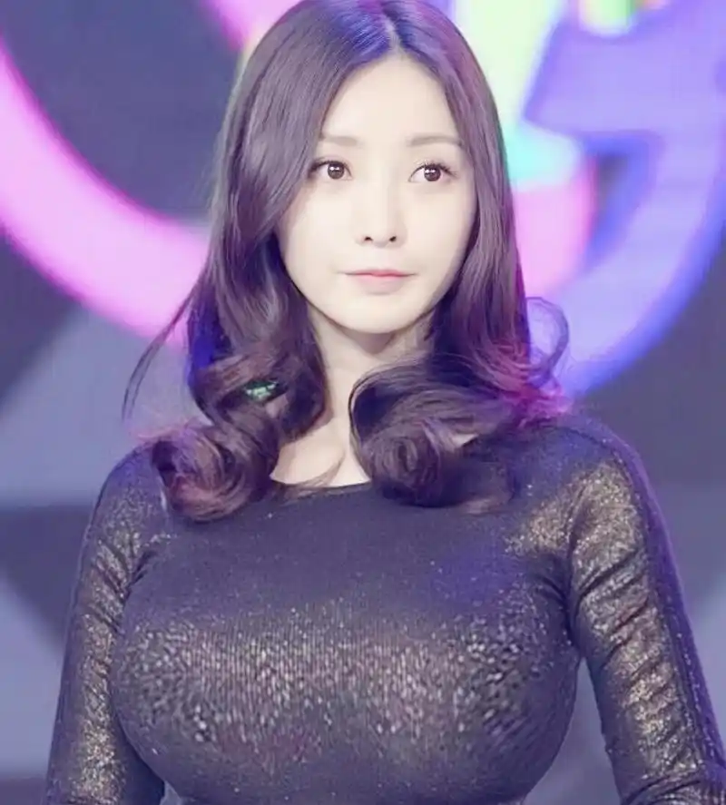 那时的柳岩,身材姣好,皮肤白皙,腰肢纤细,浑身散发着迷人的魅力.