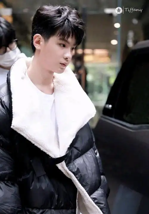 黄明昊上班饭拍,一头利落短发帅气干净