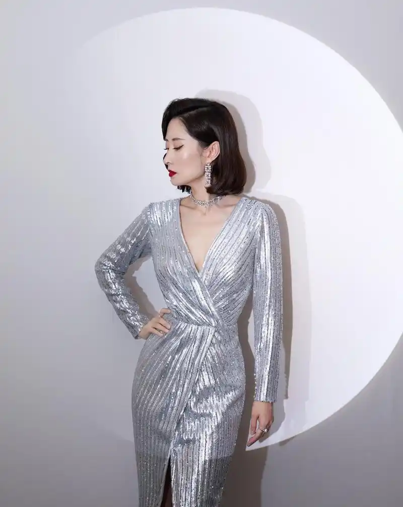 刘敏涛红唇银裙身材姣好 优雅又性感