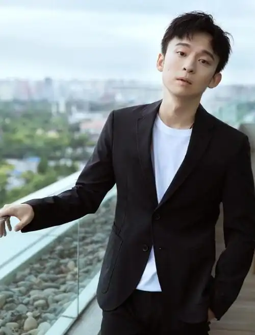 董子健文艺造型曝光毛衣配牛仔裤做一枚温暖时髦的boy