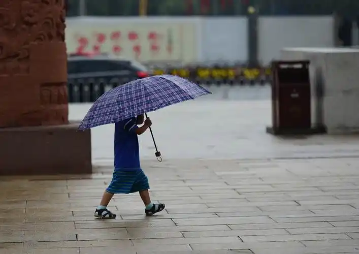 西安雨中老人撑伞等孩子睡醒 自己淋湿_新浪看点