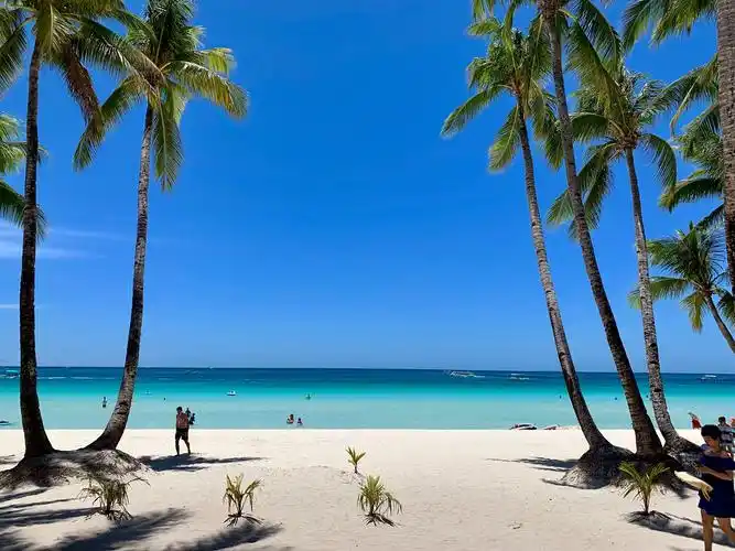 面对着餐厅窗外的阳光沙滩美景,让我一下子明白了,过去的都会过去,该
