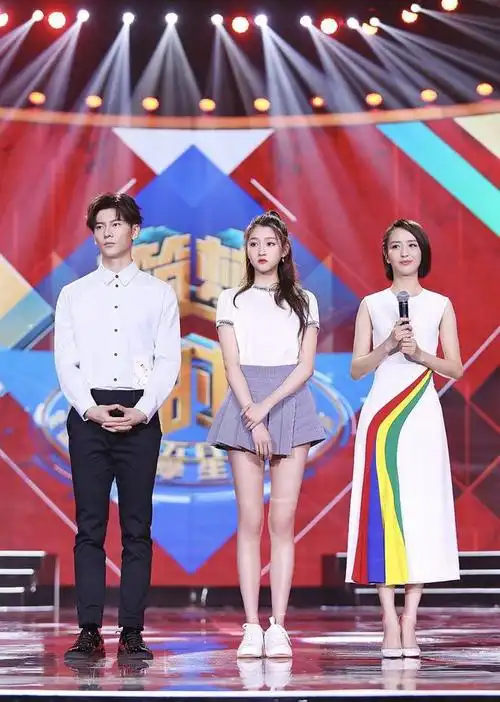 172的唐嫣和173关晓彤同穿短裙,一眼看出少女腿跟大长腿的区别