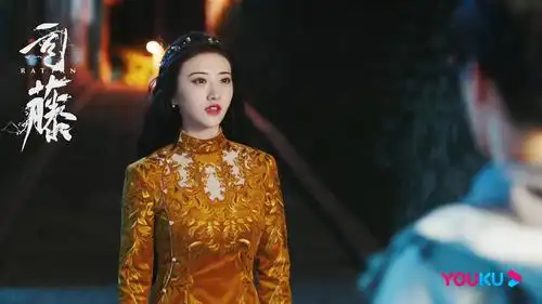 造型师:想给人一种"司藤很敢穿"的感受_旗袍