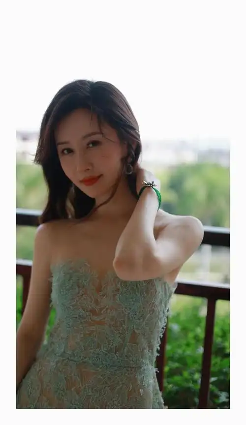 一袭绿色蕾丝抹胸透视裙,优雅甜美清新脱俗|舒畅(演员)_网易订阅