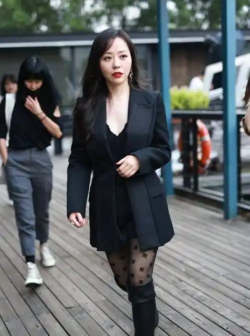 37岁张靓颖明显发福,穿过膝皮靴挤出褶皱,西装下衣失踪真惹眼_设计