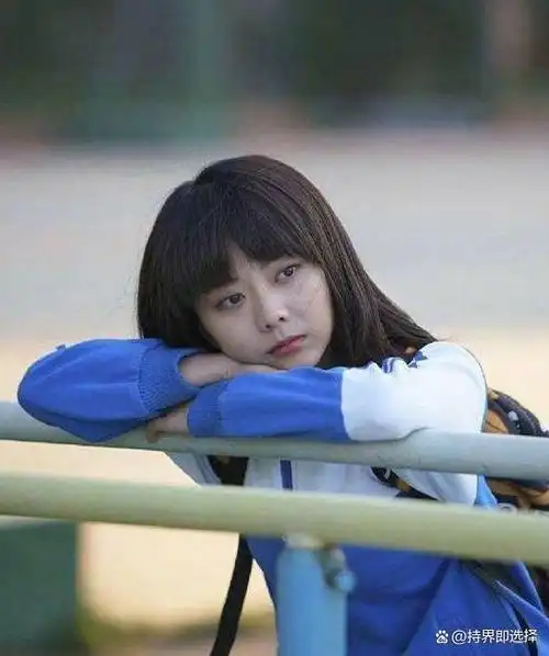 杨紫晒出穿高中校服造型,搭刘海短发清纯可爱,越长越嫩了