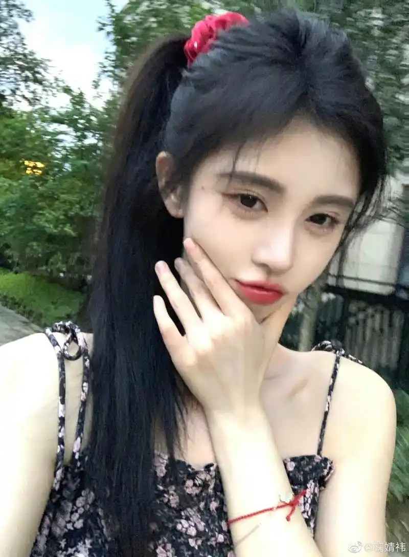 鞠婧祎今日份美貌营业,黑色碎花吊带裙,高马尾,甜美元气#娱圈八卦资讯