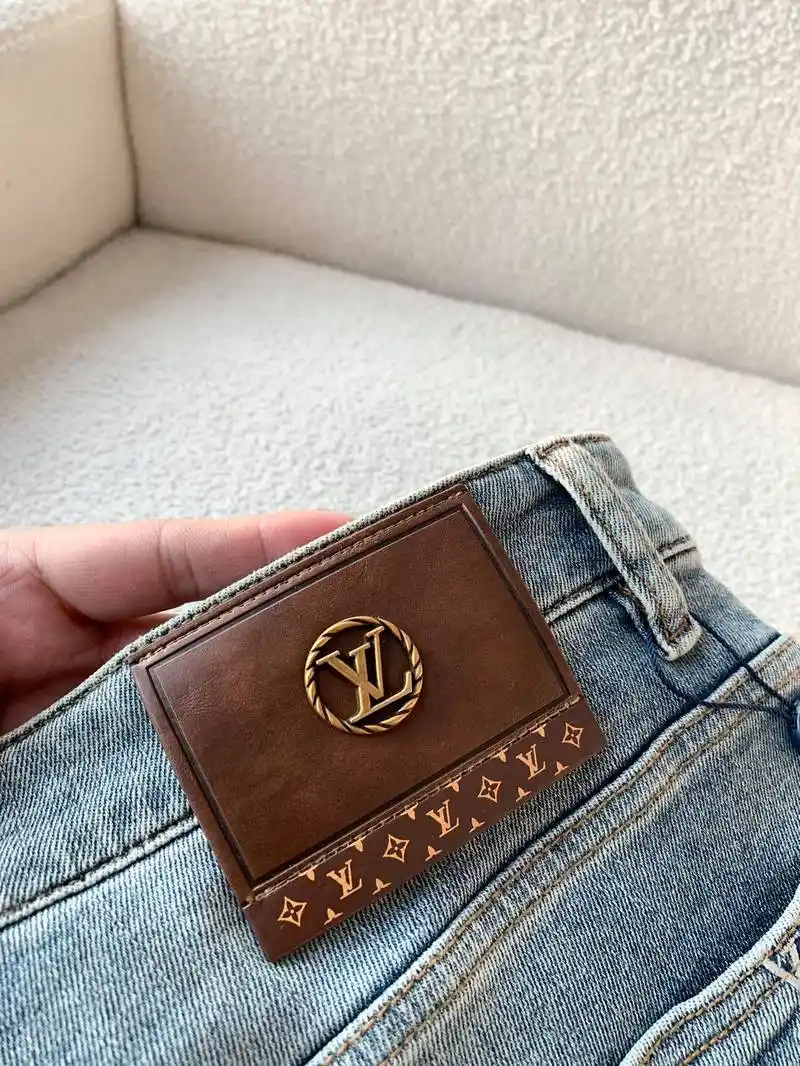 路易威登水洗牛仔裤,色泽拥有现代时尚感