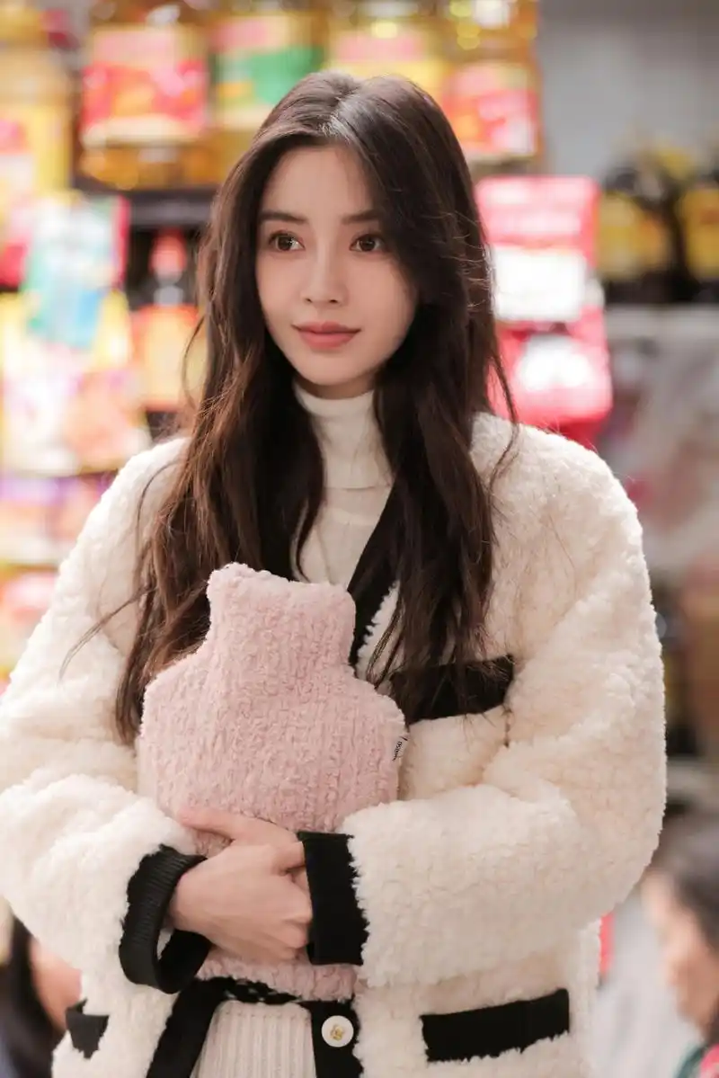 光看图就觉得她那个微笑唇太出戏了,"哭"起来跟笑似的.