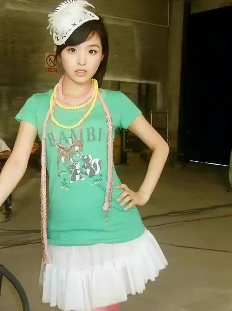 靠清纯可爱的形象出道,当年的张含韵人气和国民度还要更高,16岁凭借一