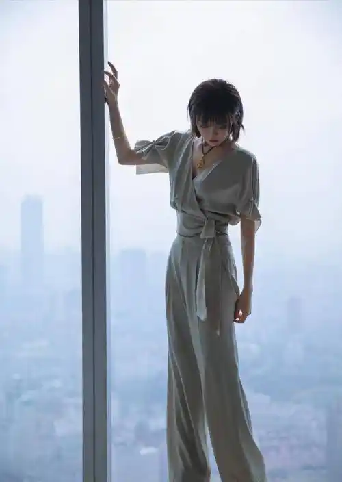 老婆苗苗穿深v大秀身材,绝美气质太高级_礼服_女生_气息