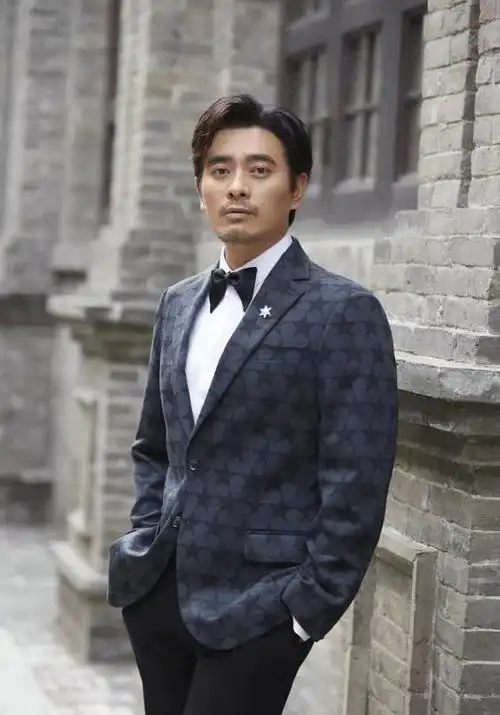 手持扩音喇叭穿梭在小区中|陈龙|演员|章龄之_网易订阅