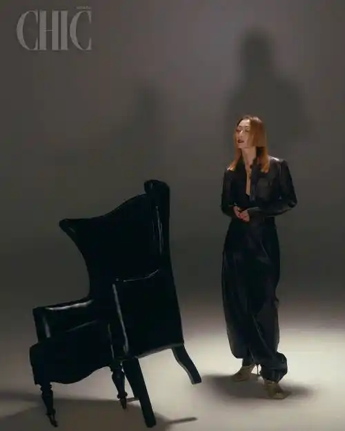 郑秀文新封面大片释出 穿衬衫黑丝配红唇制服诱惑