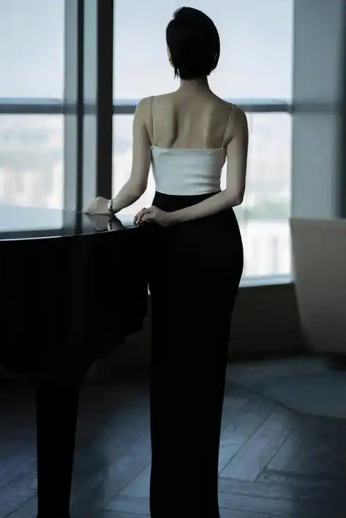 【10.12 倪妮】今日品牌活动造型,一袭galvan简约.