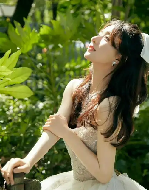 赵露思蓝色娃娃裙侧脸随拍##赵露思连衣裙侧颜随拍