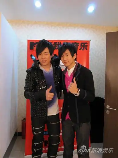 胡彦斌魅力无穷 与live band合作火花四溅(图)