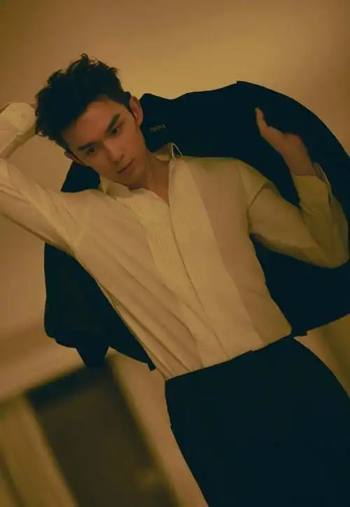 吴磊黑西装十八宫格#吴磊发了18张照片,西装一穿,霸道总裁的范儿这不