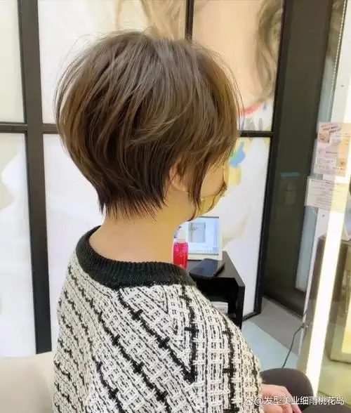 刘海,气质都是不一样的,而且也可以选择烫纹理,是短发造型中的首选