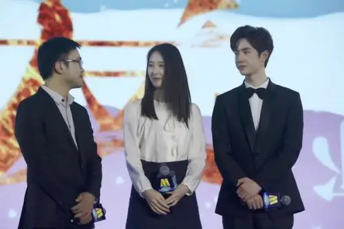 王一博和 郑秀晶 一同出席上海电影节(getitk)