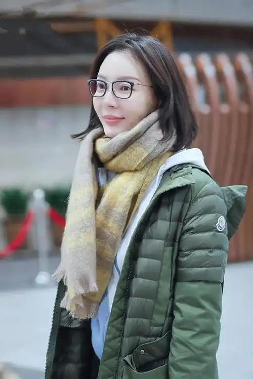 陈数素颜美的认不出,皮肤白皙超水嫩,感觉可以挤出水来!