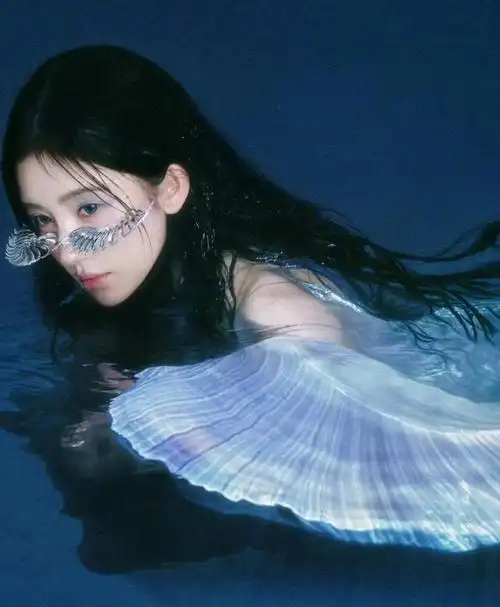 鞠婧祎蓝色梦幻长裙出镜,化身人鱼公主,清冷范十足!