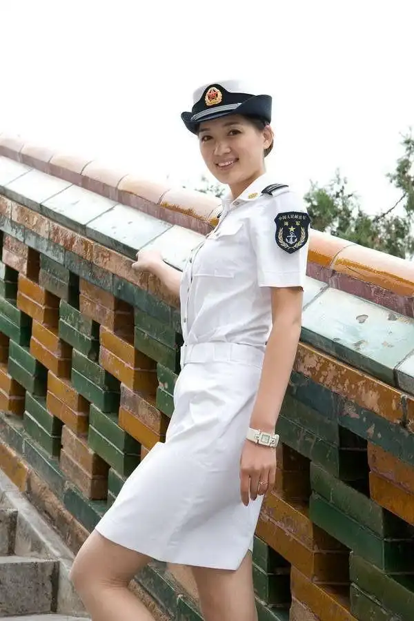 最美的海军女兵白晶在颐和园自拍