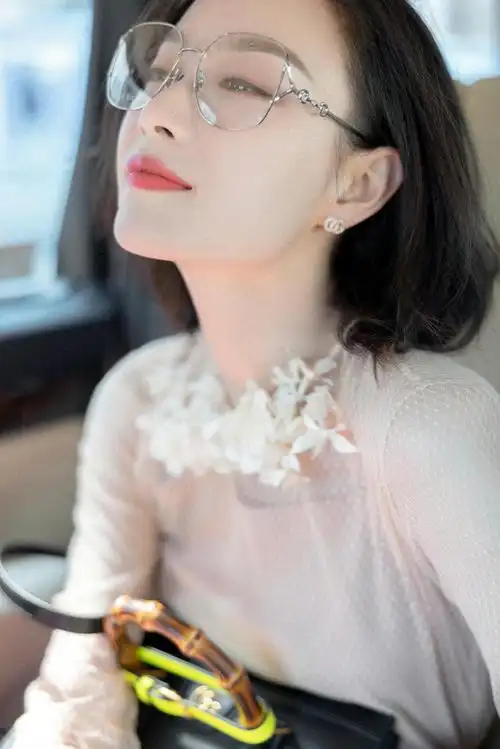 倪妮戴着眼镜渴望的盯着