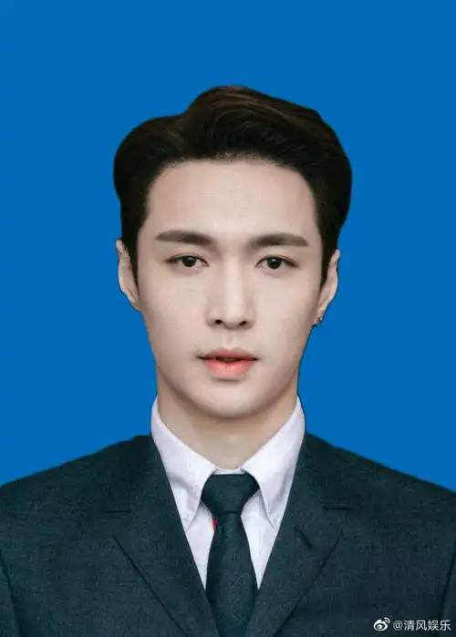 张艺兴白衬衫证件照