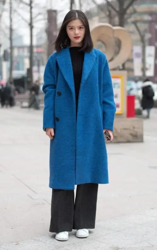 藏蓝色风衣内搭什么颜色衣服好看(蓝色毛衣搭配什么颜色外套)