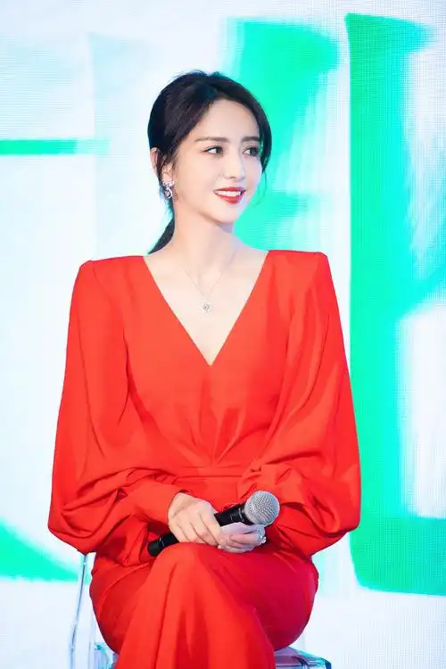 420佟丽娅今日佟丽娅一袭中国红长裙出席第15届中法文化之春新闻发布