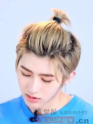 男生扎头发发型时尚帅气中略带一点小可爱