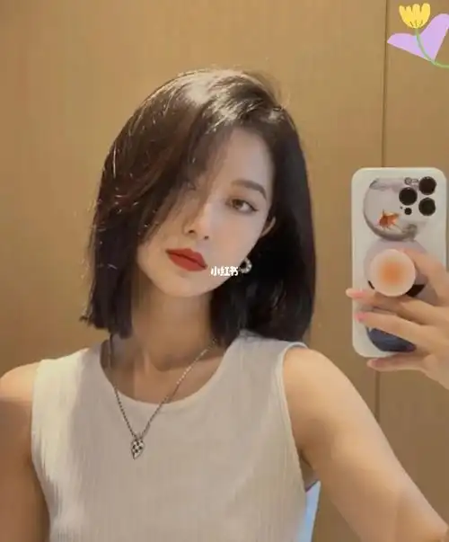 2022锁骨上短发 蓬松摩根烫