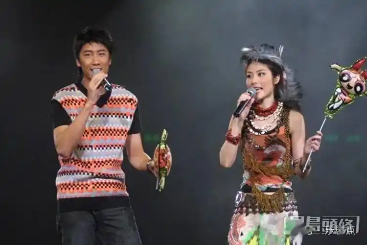 当然也有网民提起陈慧琳弟弟陈司翰,指他高学历又长得帅,曾做歌手