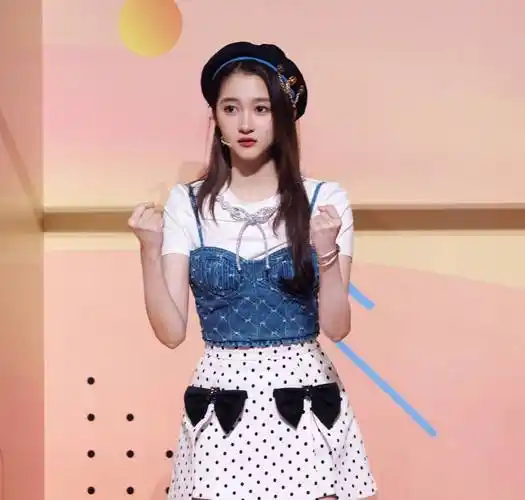 关晓彤黑白波点短裙秀美腿头戴贝雷帽像邻家学姐