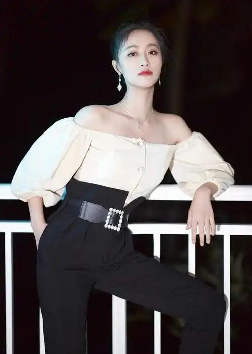 蓝盈莹私服穿搭真洋气加绒牛仔外套配针织裙一般人穿不出气质