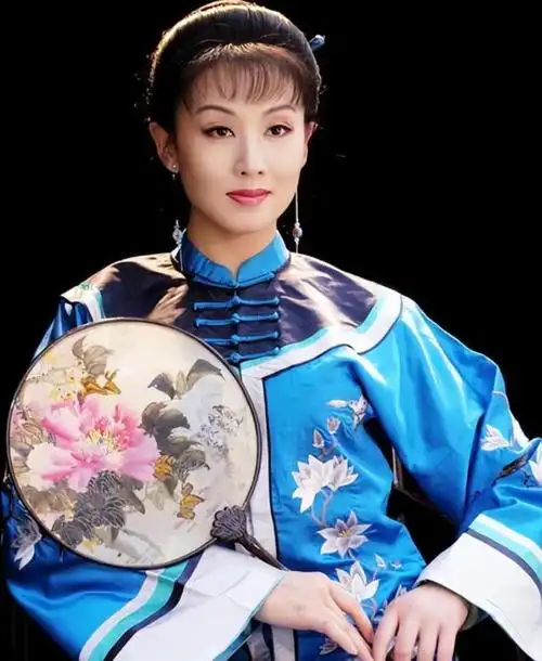 回顾黄梅戏名家韩再芬:一生为弟弟和父母而活,如今55岁婚姻成谜