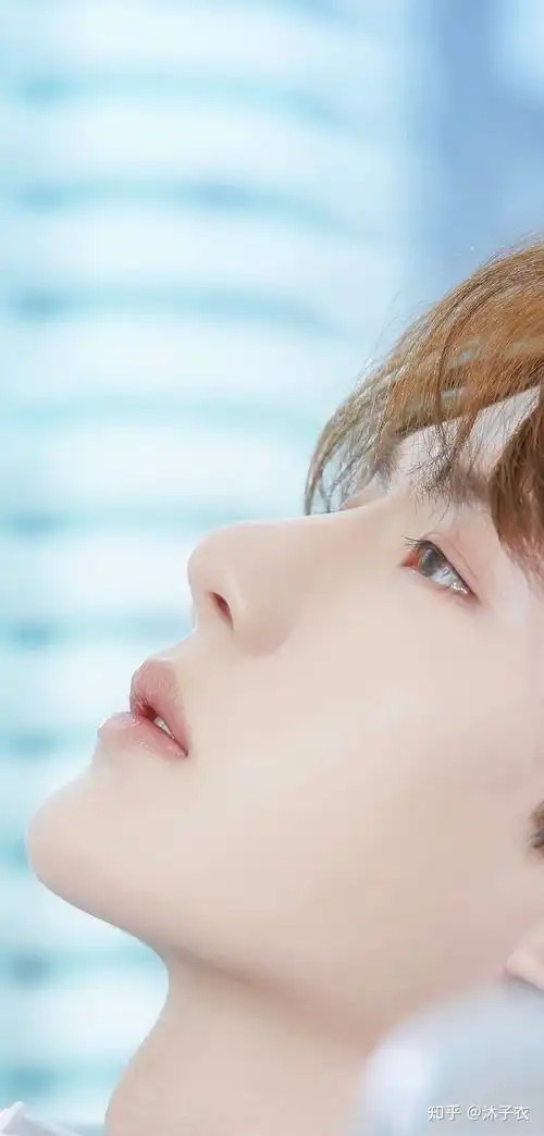 可以分享一些王一博让路人惊艳的照片吗