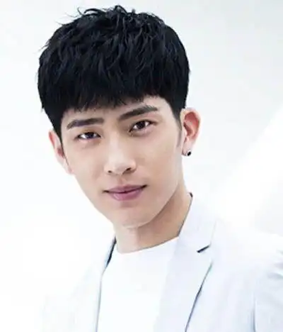 两边短的蘑菇头发型图片 16岁男孩短发蘑菇头(2)