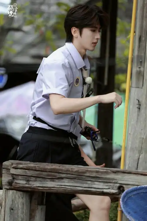 奔跑吧蔡徐坤##奔跑吧校服路透