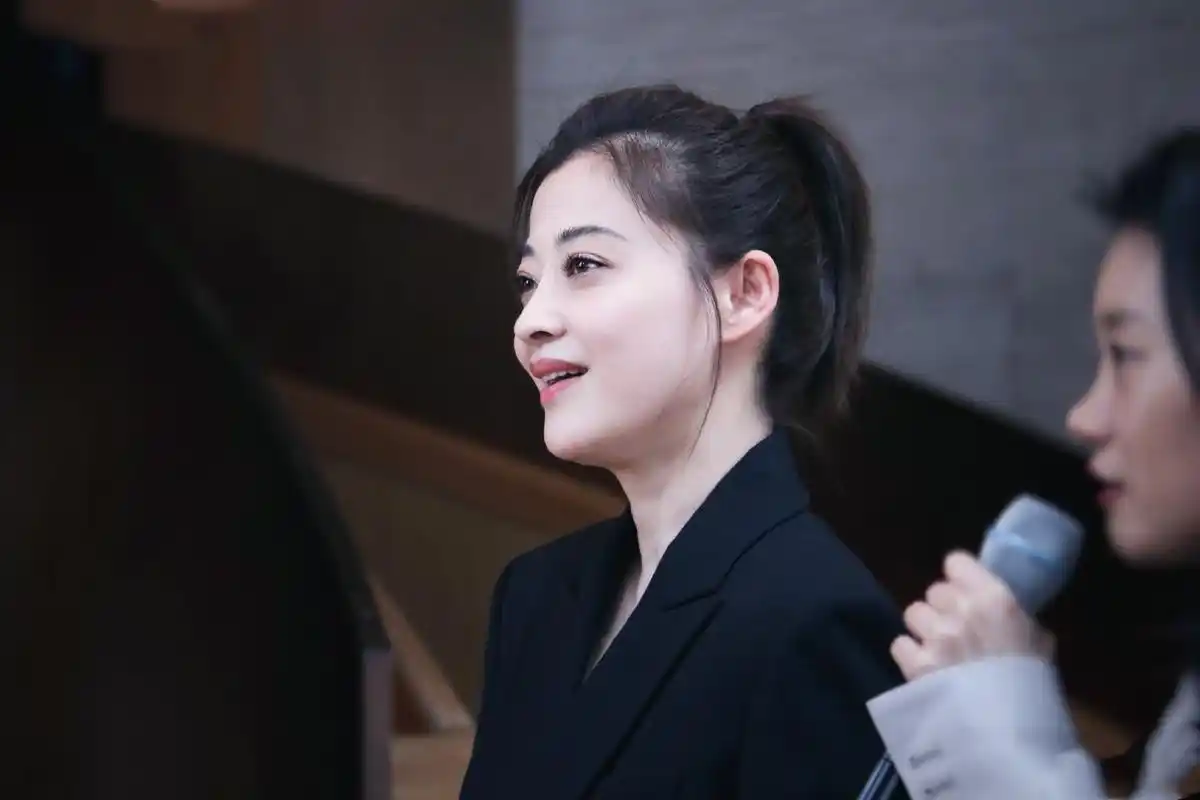 44岁梅婷终于换发型,扎高马尾最少减龄10岁,一身西装美得出众