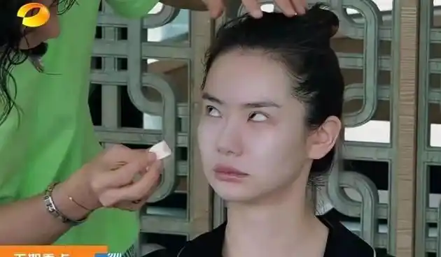 原创有种遗传叫戚薇和她女儿两人翻白眼一模一样瞪得还是同一个人