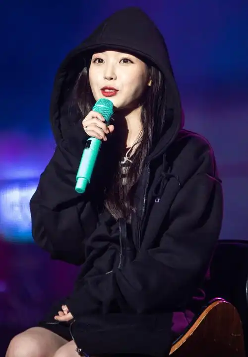 iu李知恩性感甜美舞台照图片