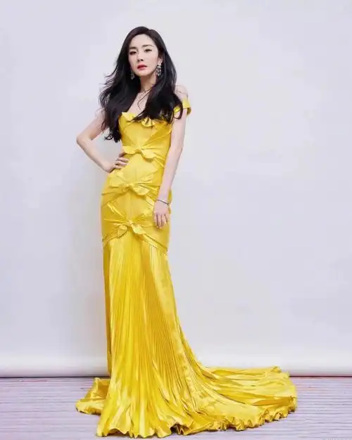 杨幂身穿黄色礼服裙优雅知性