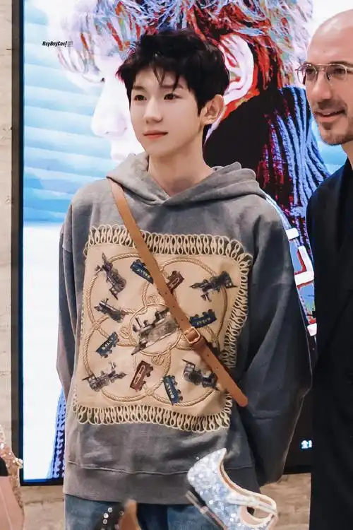 王源米兰时装周#探店路透短发清爽帅气,期待看秀造型星姐超话