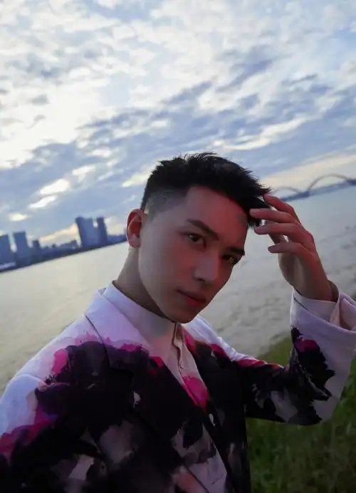 instyle大明星#@许魏洲zz最新look曝光,身穿泼墨扎染西装,寸头造星邋