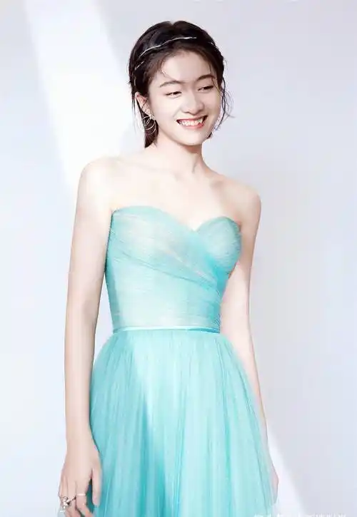 张雪迎22岁就有"宠儿身材",清纯中带着妩媚,穿丝带裙凹凸有致_连衣裙