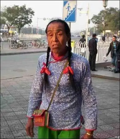 京华时报) 法制晚报8月27日报道  梳辫子,穿女装的老汉张荣在