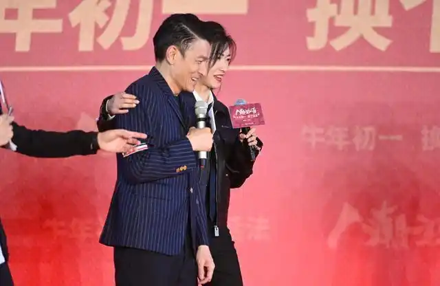 万茜与刘德华现场嘟嘴亲亲,隔空向贾玲炫耀:我和华哥有感情戏